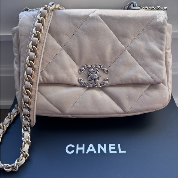 Lambskin Quilted Medium Chanel 19 Bag in Beige - Picture 5 of 14